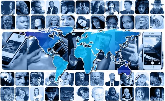 mosaïque de photos de personnes avec une carte du monde au milieu pour représenter les réseaux sociaux