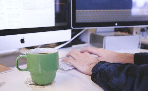 photo de mains en train de taper sur un clavier d'ordinateur
